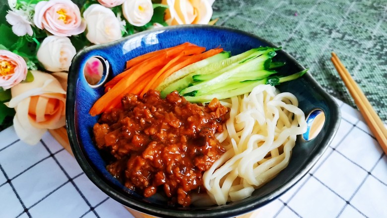 香菇肉酱拌面,加入胡萝卜和黄瓜丝,舀几勺熬好的香菇肉酱