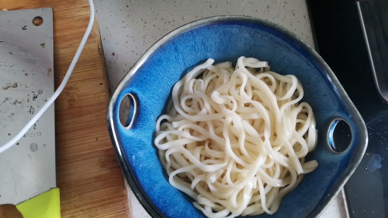 香菇肉酱拌面,面条煮熟捞出过凉水,放入碗里