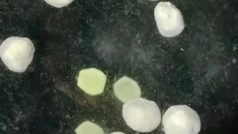 紫菜肉丸蛋花汤,放入肉丸,大火烧开后转中小火
