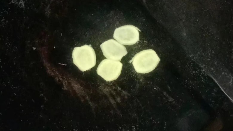 紫菜肉丸蛋花汤,锅中加入适量清水,放入姜片