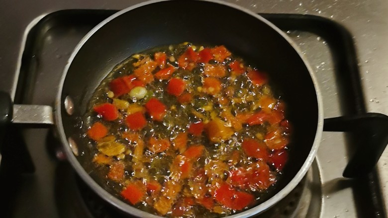 口水鸡丝,食用油烧热放入<a style='color:red;display:inline-block;' href='/shicai/ 803'>剁椒</a>炸香,关火。