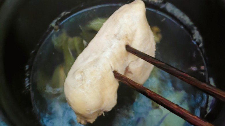 口水鸡丝,时间到,鸡肉已经煮熟,用筷子轻松穿透。