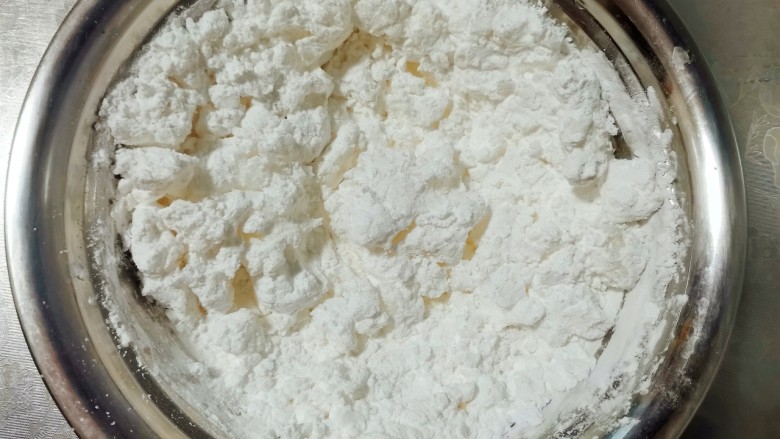 水晶饺子,用开水慢慢倒进去,一边倒一边搅拌