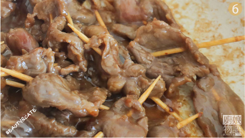 越吃越上头的「香辣牙签牛肉」一口一串,怎么吃都不够!,锅里热油,放入蒜末炒香,再放入牛肉炒至变色。