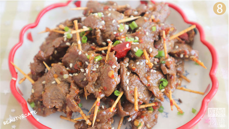 越吃越上头的「香辣牙签牛肉」一口一串,怎么吃都不够!,撒上葱花,盛出装盘,放入冰箱冷藏1小时,香辣牙签牛肉就做好啦,开吃吧~