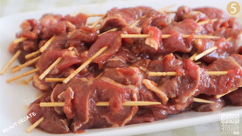 越吃越上头的「香辣牙签牛肉」一口一串,怎么吃都不够!,用牙签把牛肉串好。