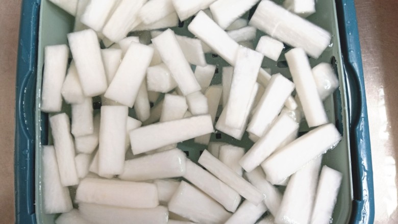 泡萝卜条,在用凉水冲洗干净,倒出控水