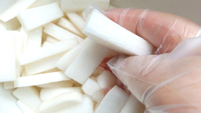 泡萝卜条,放入少许盐用手不停的抓一下,抓出少许水