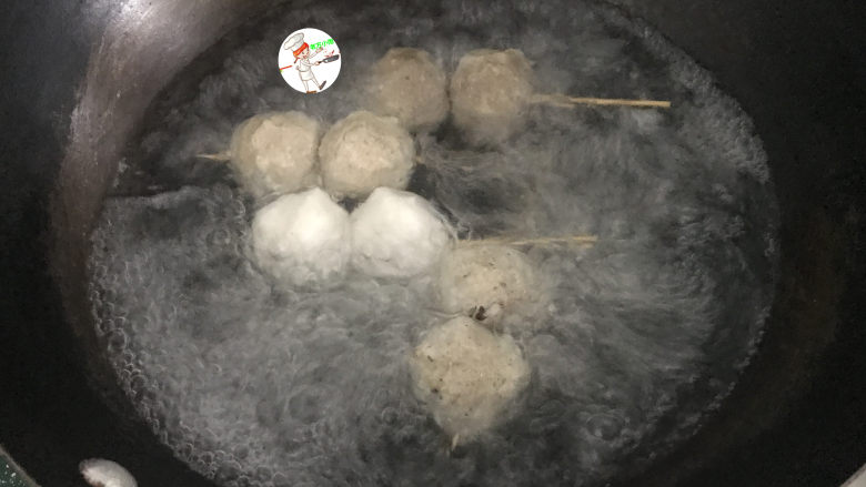 【家常版】冷串串,现在开始煮菜:锅中水开,放入火锅丸子,煮至丸子飘起,丸子就熟了,捞出,放入盘中冷却