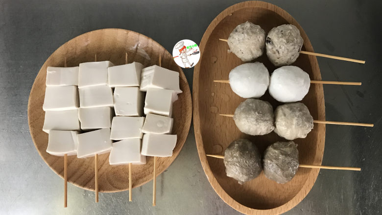 【家常版】冷串串,把焯过水的豆腐和和化冻好的肉丸,分别用竹签串起来