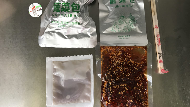 【家常版】冷串串,打开包装,里面配有蔬菜包、菌菇包、鸡汤包、红油包和筷子
