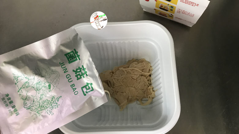 【家常版】冷串串,先把菌菇包倒入盒中，有金针菇、蘑菇及其它菌菇等