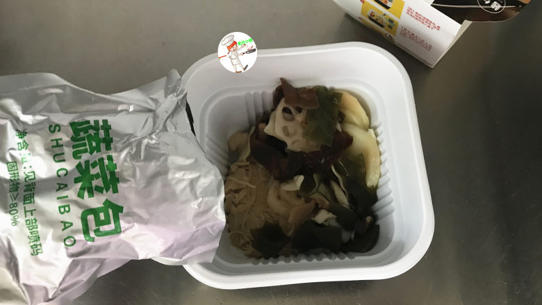 【家常版】冷串串,接着放入蔬菜包,有木耳、藕片、土豆、笋片和海带等食材