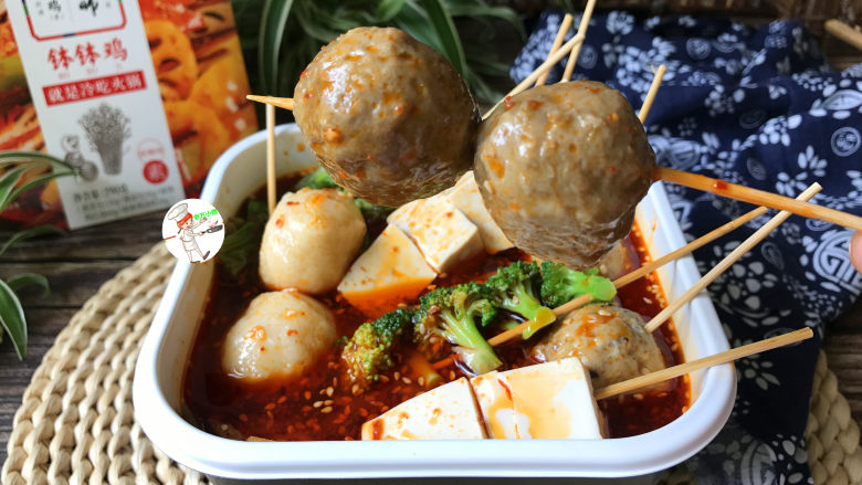 【家常版】冷串串,接着来一串<a style='color:red;display:inline-block;' href='/shicai/ 5765'>撒尿牛丸</a>,哇,又香又辣又Q弹