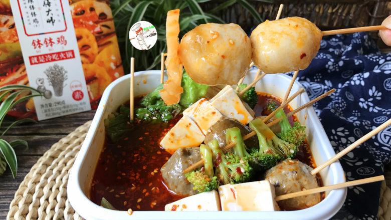 【家常版】冷串串,再来一串<a style='color:red;display:inline-block;' href='/shicai/ 13962'>包心鱼丸</a>,哈哈,不小心还叉到一片藕片在上面,脆爽嫩滑又爆浆