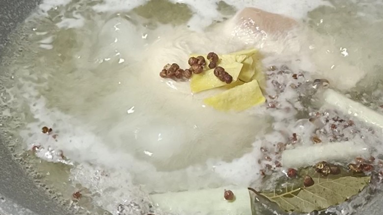 口水鸡丝,开大火煮至沸锅后,改小火焖煮八分钟