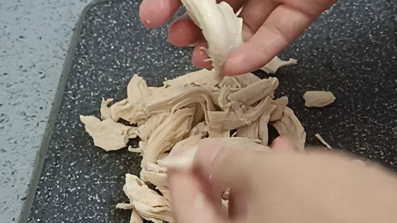 口水鸡丝,煮好的鸡胸肉,稍微放凉后撕成条