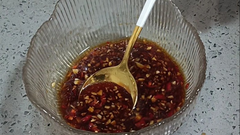 口水鸡丝,少许<a style='color:red;display:inline-block;' href='/shicai/ 847'>香油</a>,搅拌均匀备用