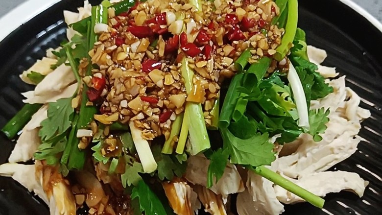 口水鸡丝,浇上料汁,抓拌均匀即可食用