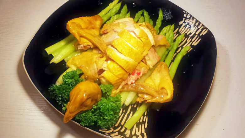 咸香鸡,本身味道也挺足,重口味者,可以蘸辣椒酱,蒜蓉辣酱。