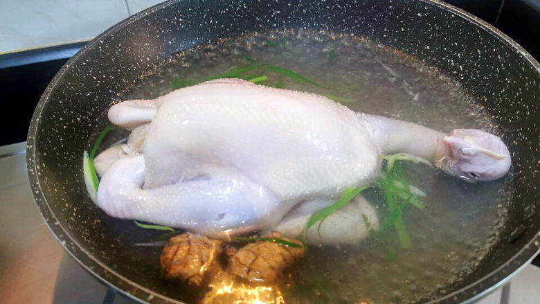 咸香鸡,上下左右,搖晃鸡身,必须全身都要冲到沸水