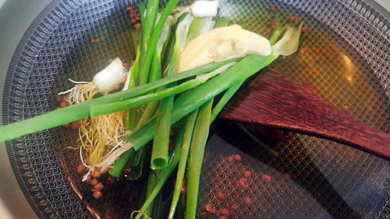 咸香鸡,加水入锅,姜、葱、葱须也放进来
