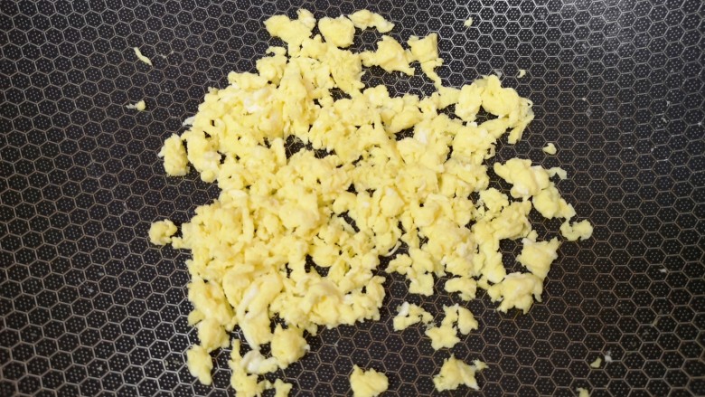 水晶饺子,<a style='color:red;display:inline-block;' href='/shicai/ 9'>鸡蛋</a>打散,锅里倒入少许食用油烧热,倒入蛋液炒熟,用铲子敲碎备用。