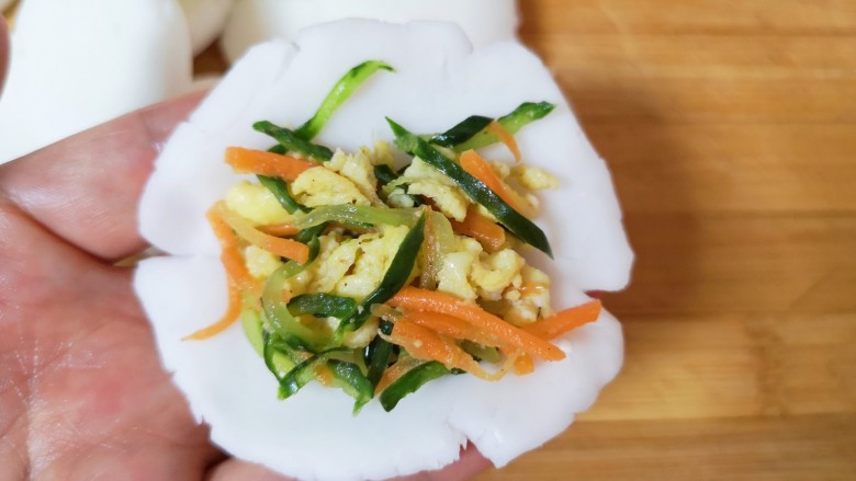 水晶饺子,将小剂子用手掌压扁成饺子皮,放上馅料。