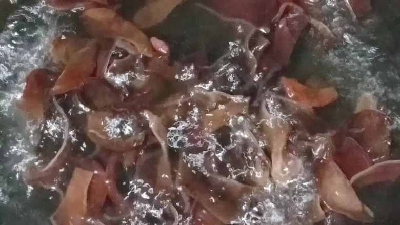 凉拌腐竹木耳,起锅烧水,水开先放入木耳绰水