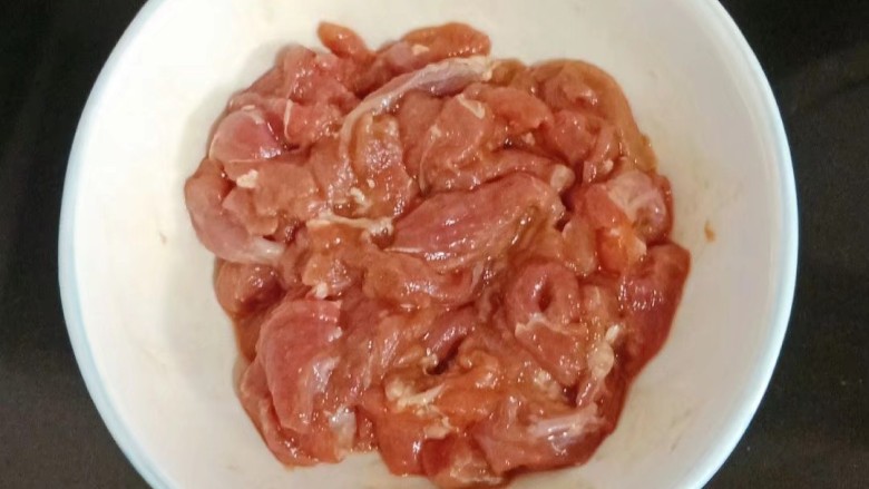 莲藕腐竹炒肉片,抓拌均匀后再放入少许油,继续抓拌腌制十分钟