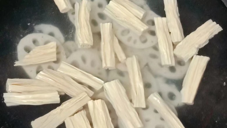 莲藕腐竹炒肉片,再放入腐竹绰烫,捞出后沥干水分待用
