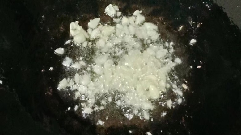 莲藕腐竹炒肉片,另热锅下油,放入蒜末爆香