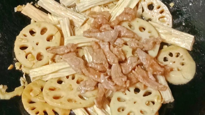 莲藕腐竹炒肉片,最后倒入肉片,翻炒均匀