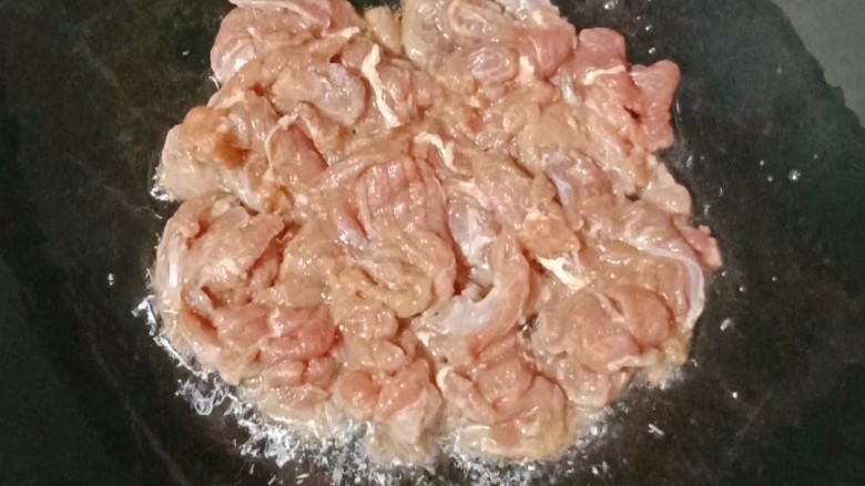 莲藕腐竹炒肉片,热锅下油,倒入猪肉