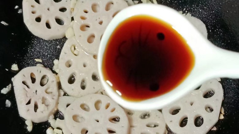 莲藕腐竹炒肉片,两勺生抽,翻炒均匀