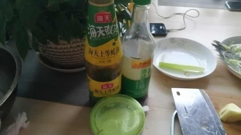 油泼鱼,料酒,蚝油,生抽准备好