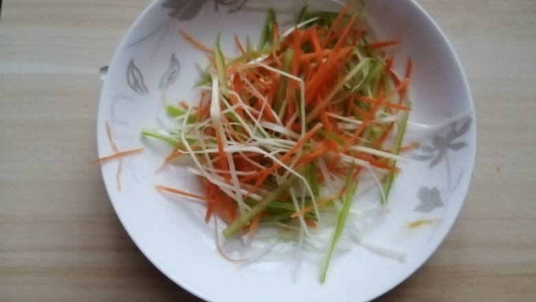 油泼鱼,准备好葱丝,辣椒丝