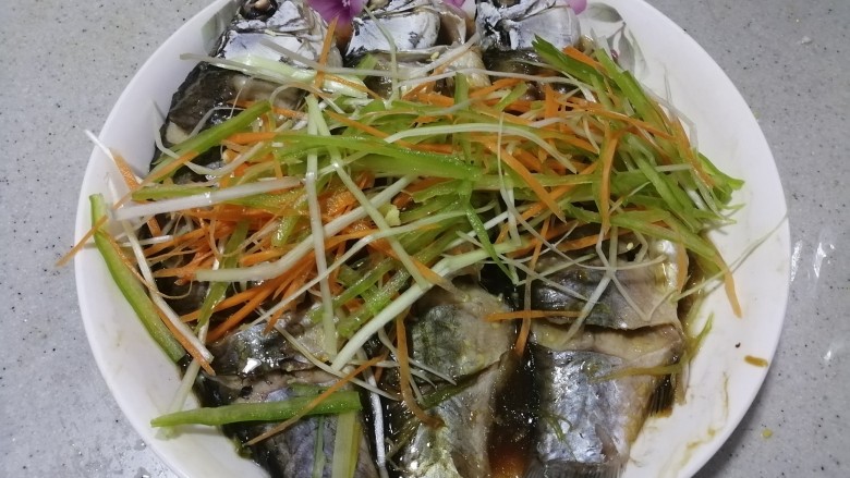 油泼鱼,撒上葱丝,辣椒丝,姜丝