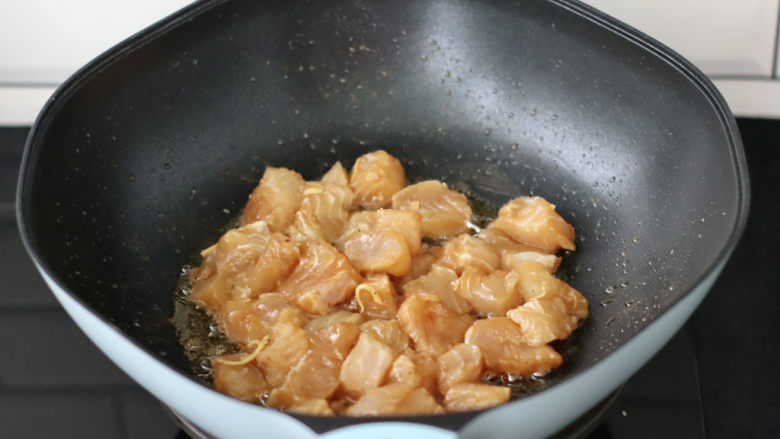 黄瓜龙利鱼,热锅倒入少许油烧热,放入大蒜末爆香,再倒入腌制好的龙利鱼块。