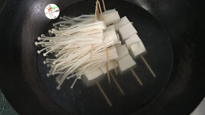 【家常版】冷串串,放入豆腐串和金针菇,同样煮熟,捞出,冷却