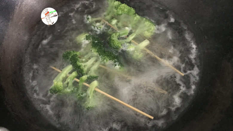 【家常版】冷串串,接着下入西兰花,焯烫1分钟,至西兰花变色变软