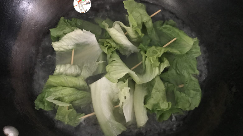 【家常版】冷串串,最后放入生菜,焯烫30秒,看到变色立即捞出、冷却