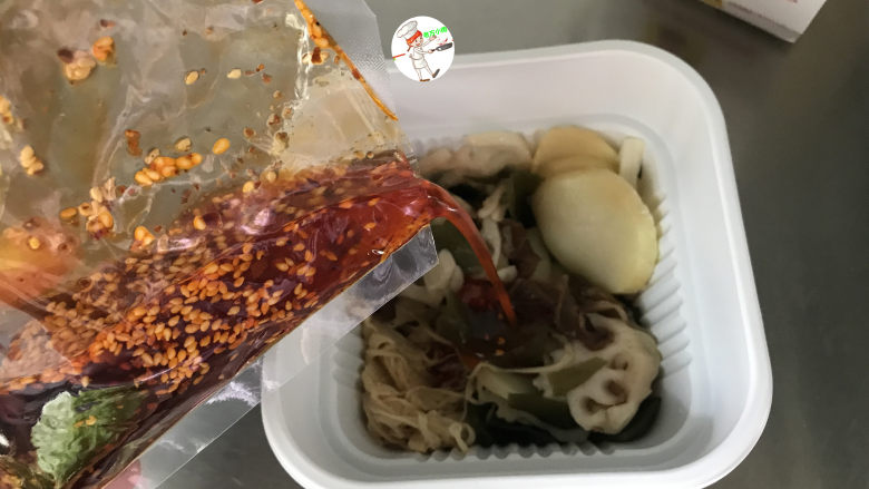 【家常版】冷串串,然后放入红油包,这个红油又麻又辣,大家根据个人吃辣情况来放,我只放了半包都感觉很辣了