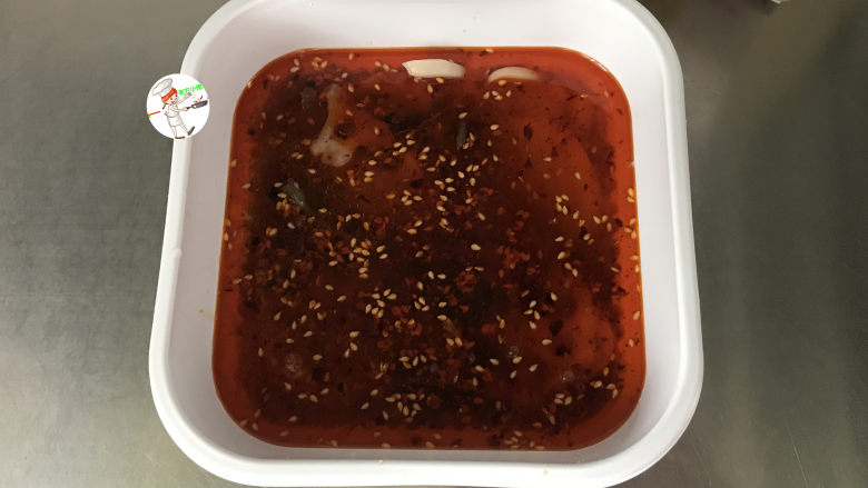 【家常版】冷串串,最后倒入200~300克凉开水,也就是盒子中间的位置,其实冷热水均可,看各人喜欢了