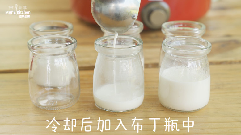 夏日甜品|葡萄奶冻,奶冻冷却后加入布丁瓶中,约占瓶身的三分之二,放入冰箱冷藏两小时。