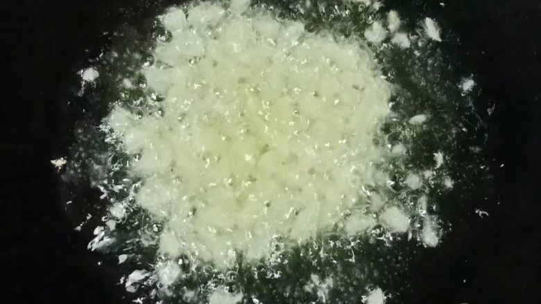 酸辣娃娃菜,热锅下油,放入蒜末爆香