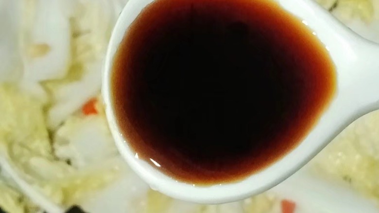 酸辣娃娃菜,两勺<a style='color:red;display:inline-block;' href='/shicai/ 788'>生抽</a>,翻炒均匀即可