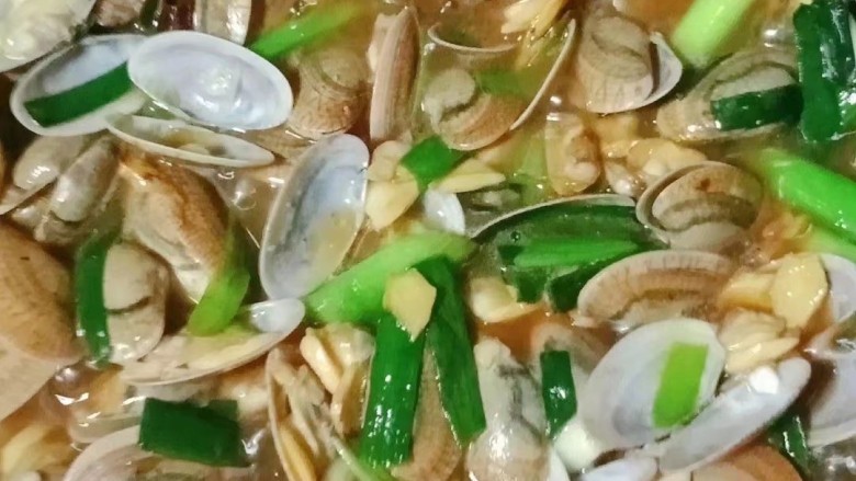 海鲜酱炒花甲,最后倒入酱汁,大火收汁