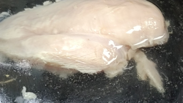 口水鸡丝,另起锅烧水,放入鸡肉,盖着煮。