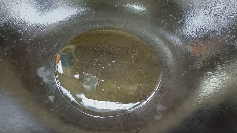 口水鸡丝,起锅烧油,至七成